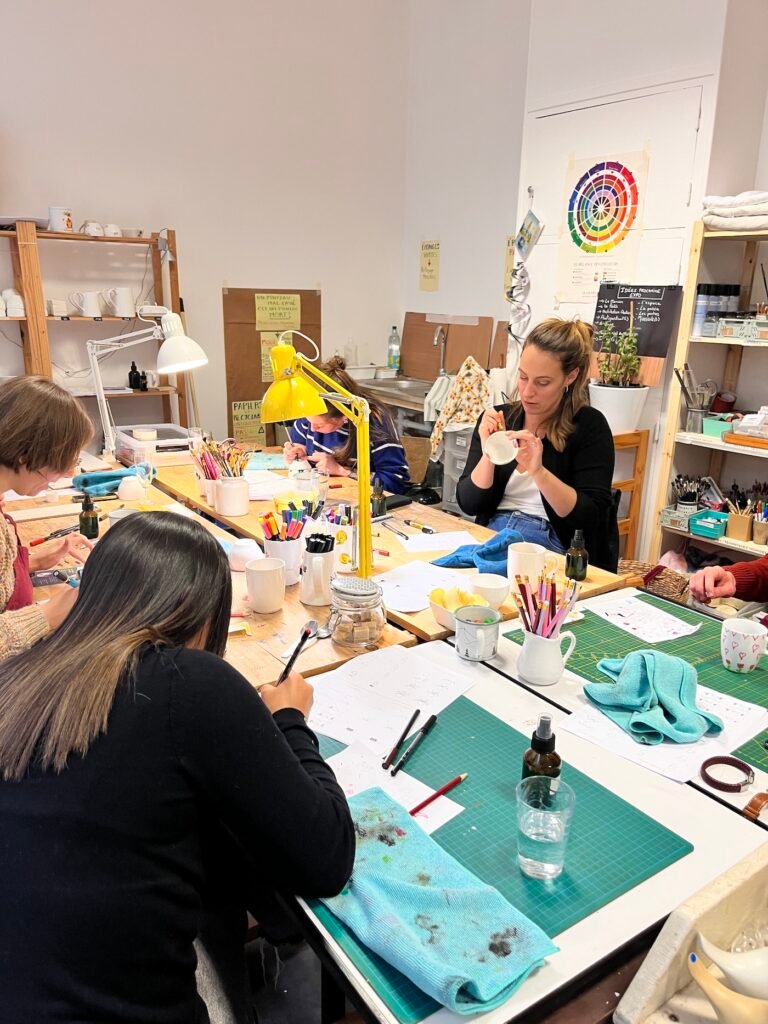Une groupe de collègues participent à un atelier créative