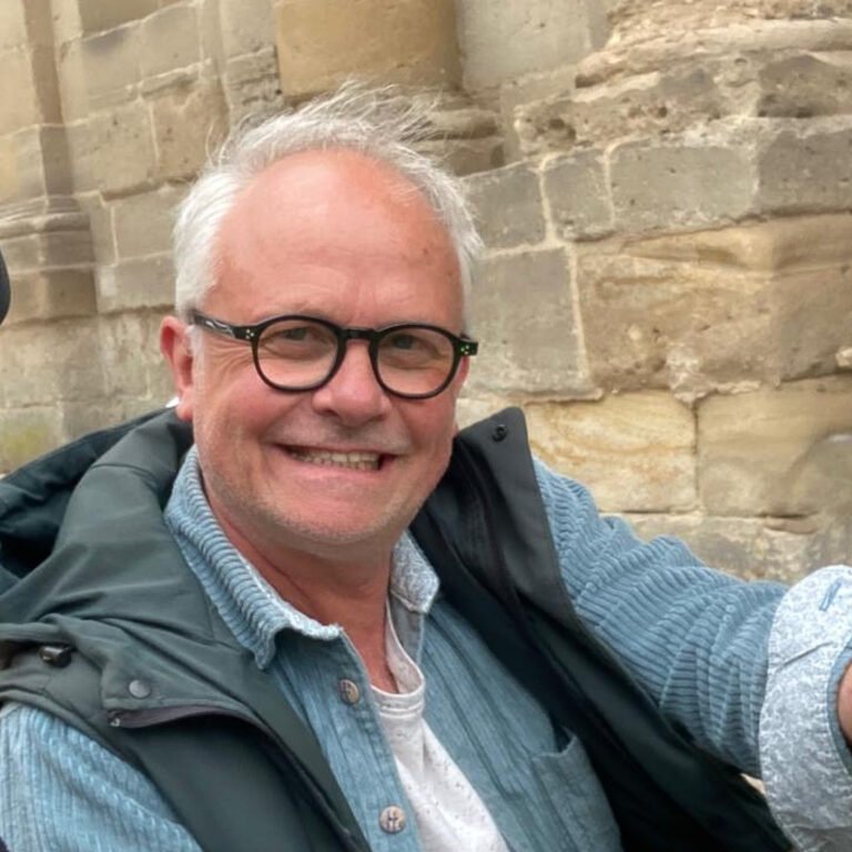 Gérard, un mec qui te regarde en souriant